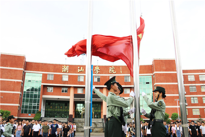 “爱国还需要理由吗?”“爱国从不需要理由。”中国有14亿护旗手,每一个人都在一言一行中诉说着对国家的热爱:十余名爱国爱港人士自发组织,聚集香港尖沙咀天星码头,将一面崭新的五星红旗缓缓升起,唱响国歌;数千名华人、留学生在澳大利亚高举国旗声援祖国,冒雨为国旗撑伞,捍卫祖国尊严;升旗手袁晋爽在前进中选择迅速弯腰捡起地上的一面国旗;国家运动员孙杨要求重新整理、升起中国国旗,再进行颁奖仪式.