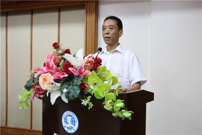 学院副院长魏跃进主持大会