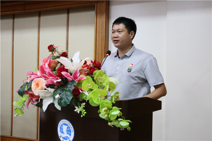 党委副书记李育华同志宣读2019年教师节表彰文件