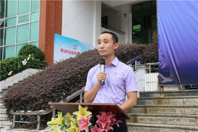 学工部副部长、团委副书记陈楠主持现场活动