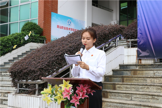 2018级学生代表胡海姗宣读倡议书