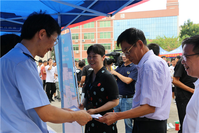 领导到现场各展位指导工作