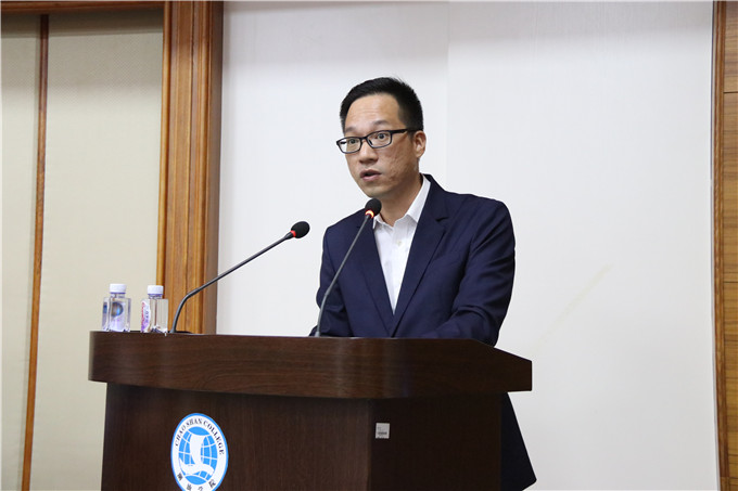 招生就业部副部长黄楚东主持大会