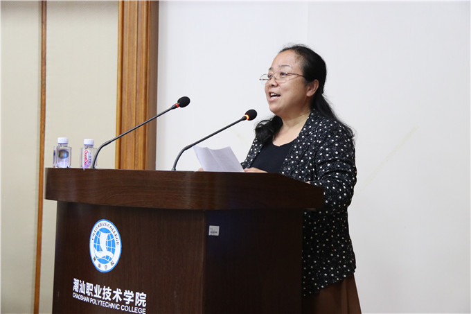 经济管理学院院长李晓艳发言