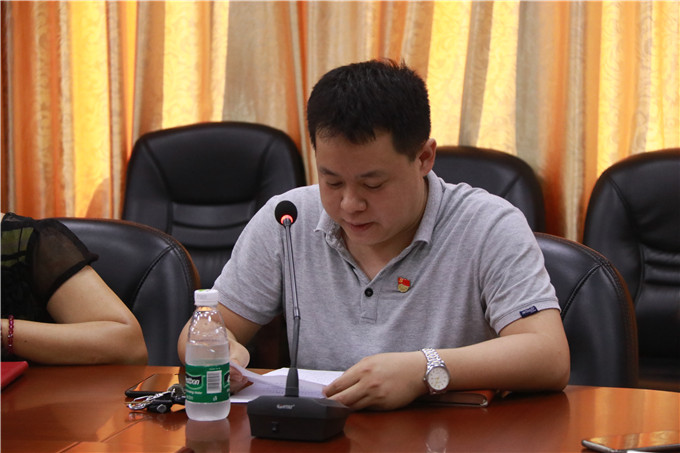 创业学院党总支书记陈振明汇报毕业生就业情况