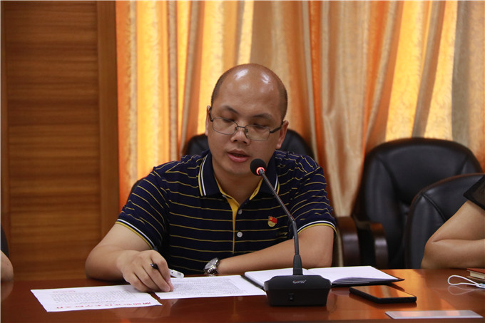 经管学院党总支书记尹华根汇报毕业生就业情况