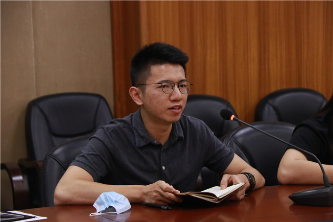 设计学院党总支书记谢怀林汇报毕业生就业情况