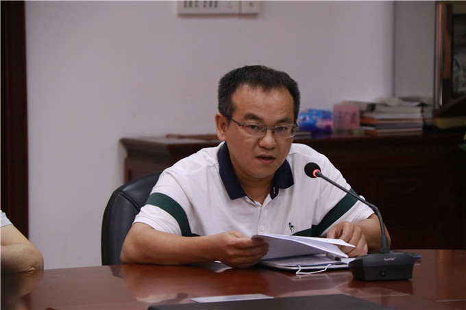 信息工程学院院长黄杰波汇报毕业生就业情况